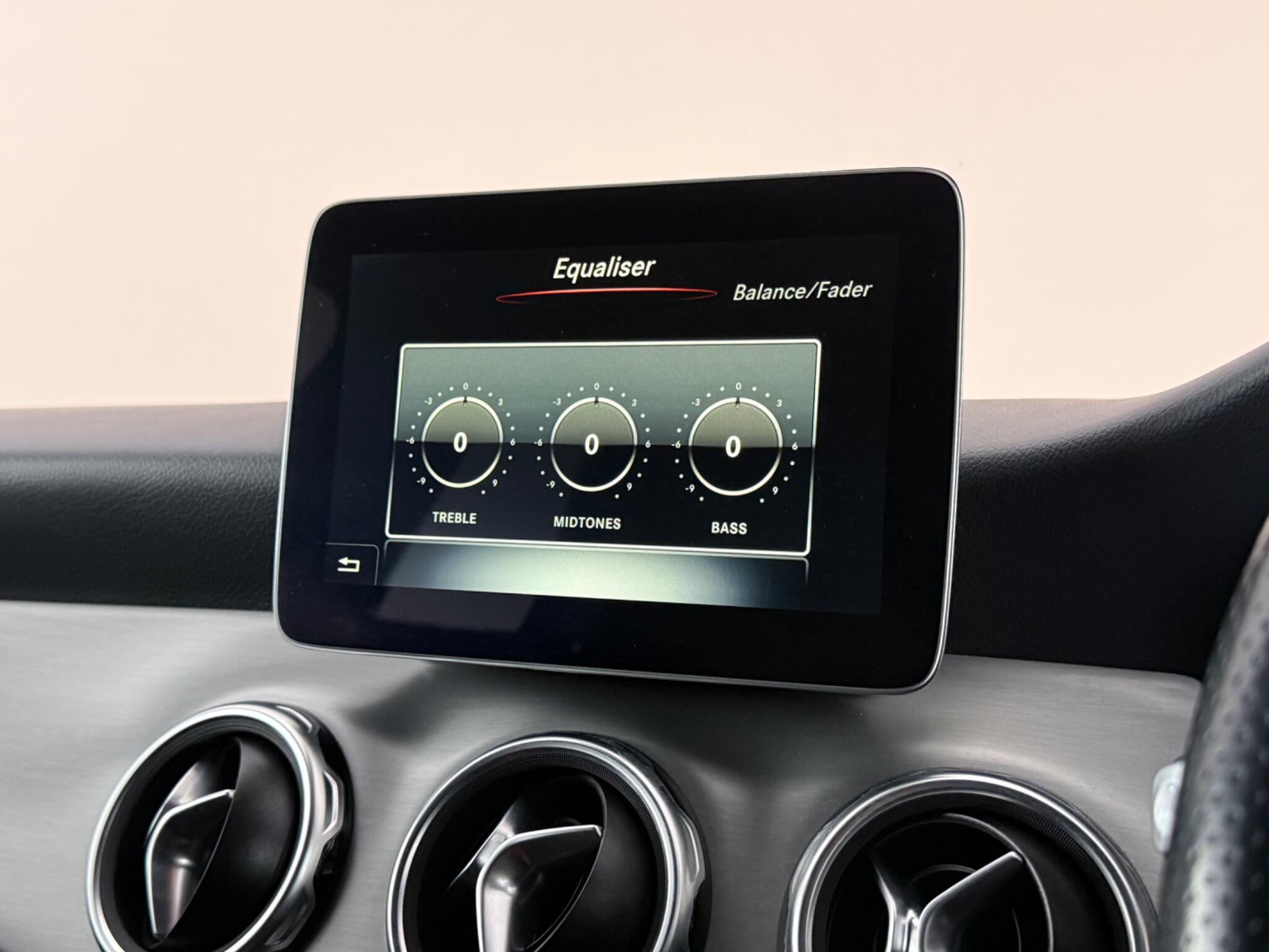 Mercedes-Benz Gla view 31