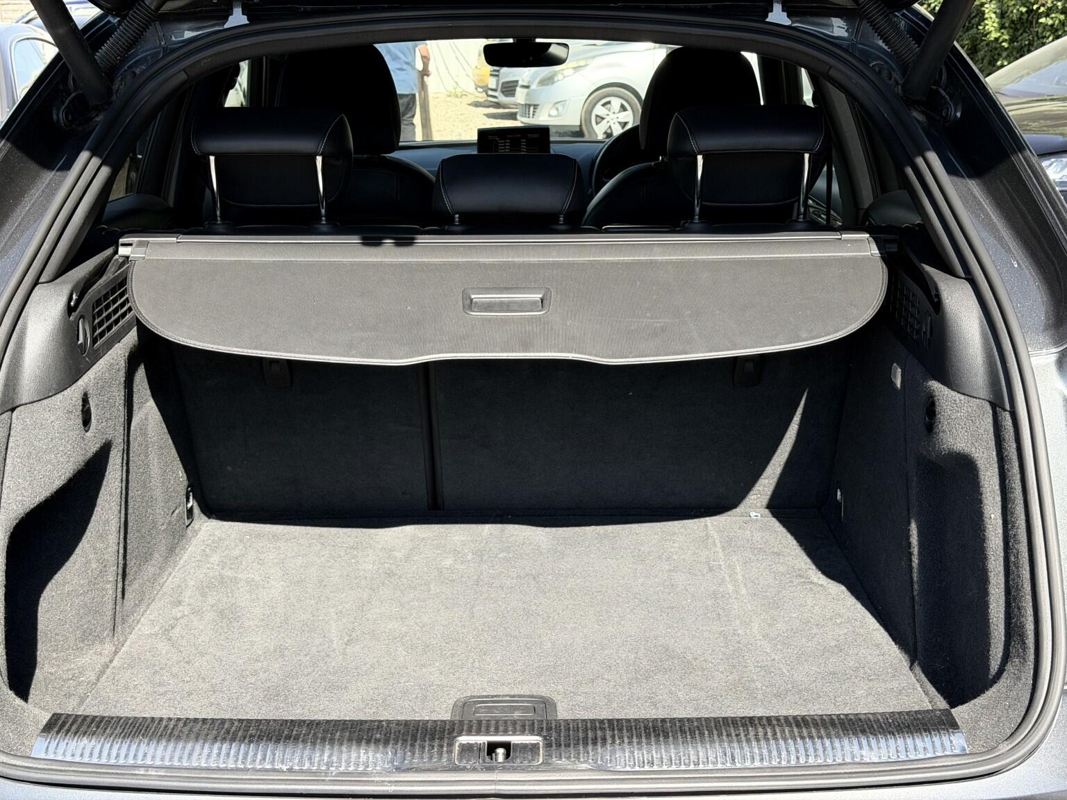 Audi Q3 view 32