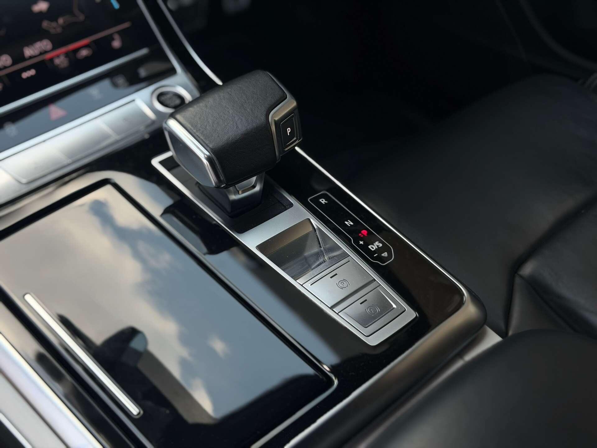 Audi Q8 view 17
