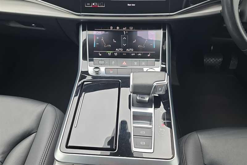 Audi Q7 view 14