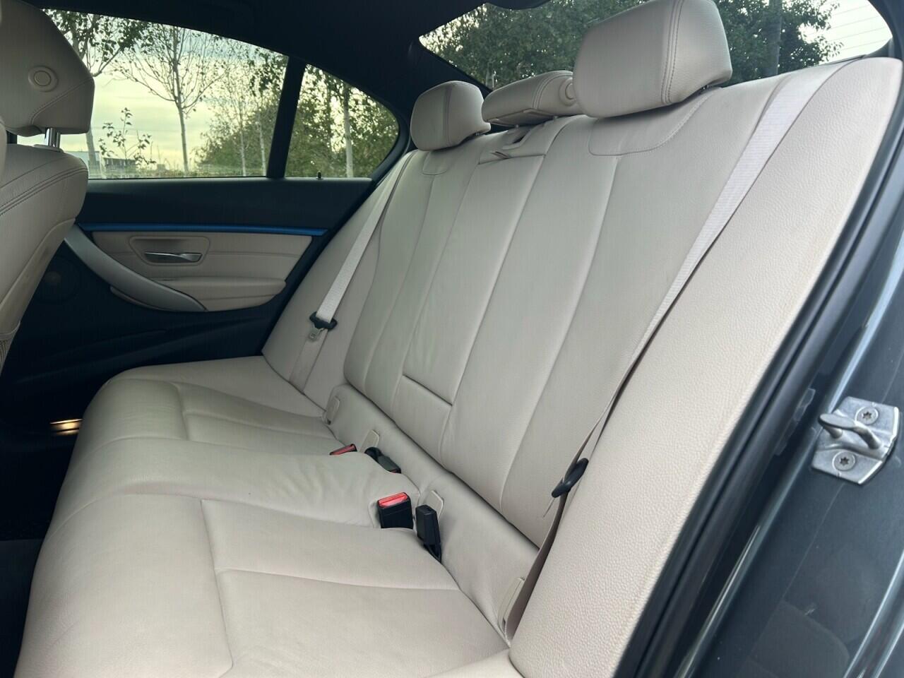 BMW 3 Series view 24