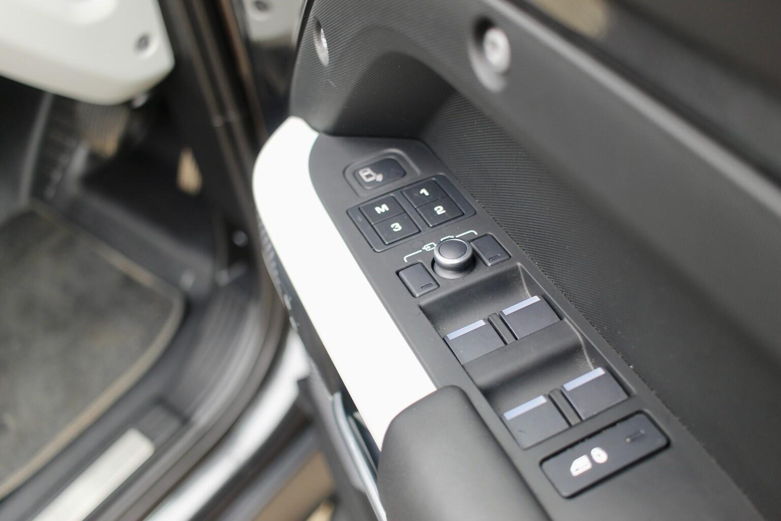 Land Rover Defender view 42