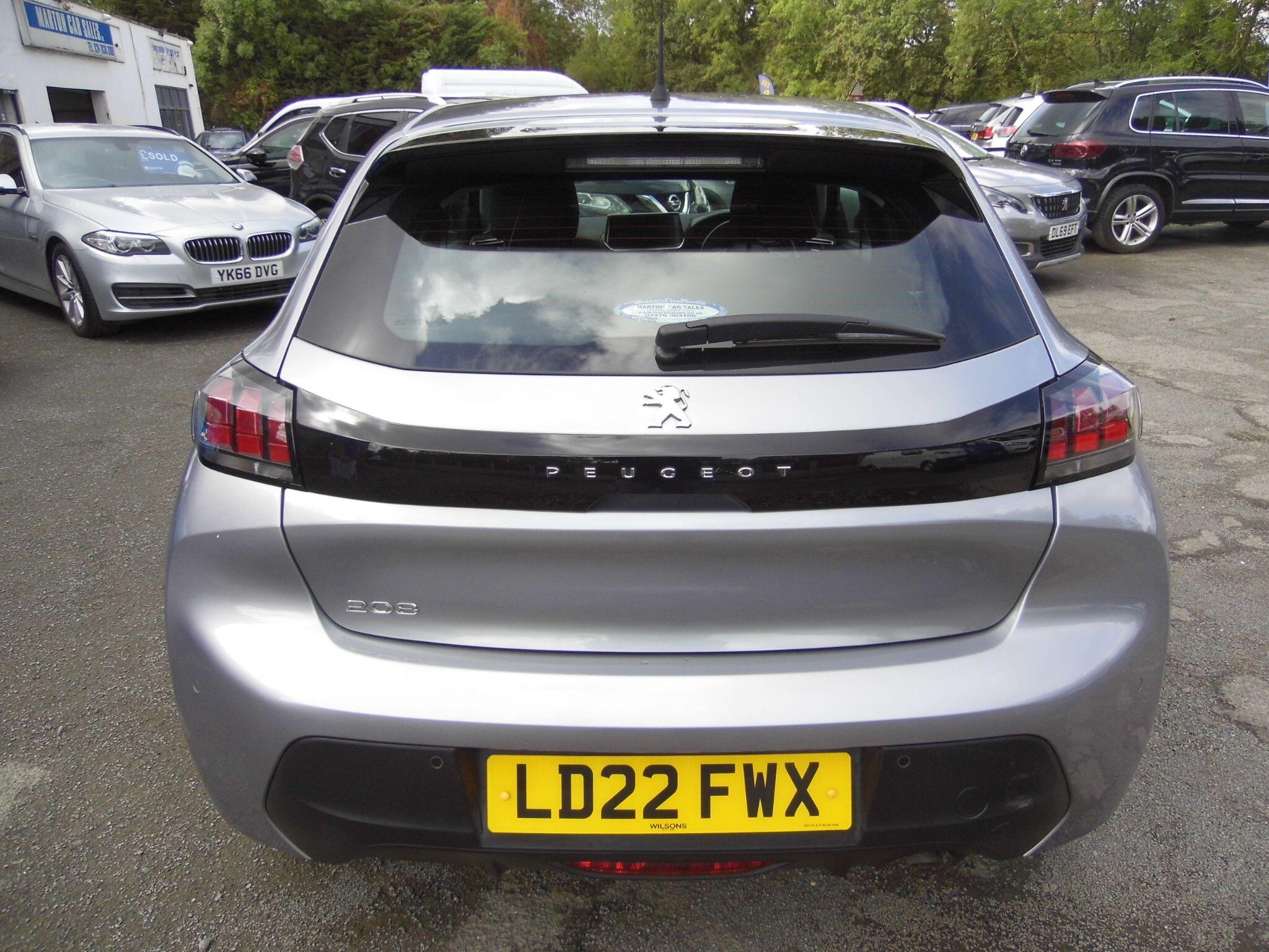 Peugeot 208 view 6