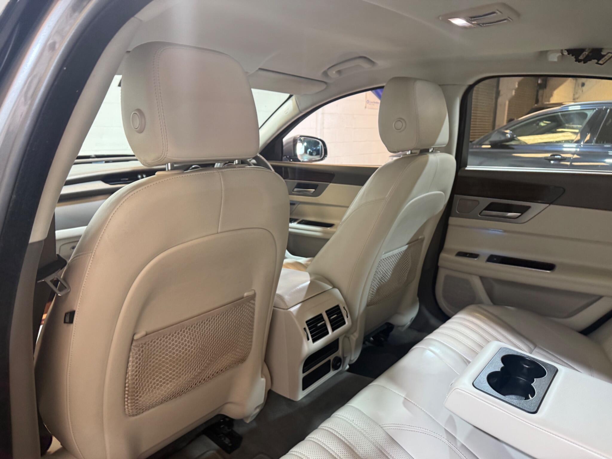 Jaguar XF view 24