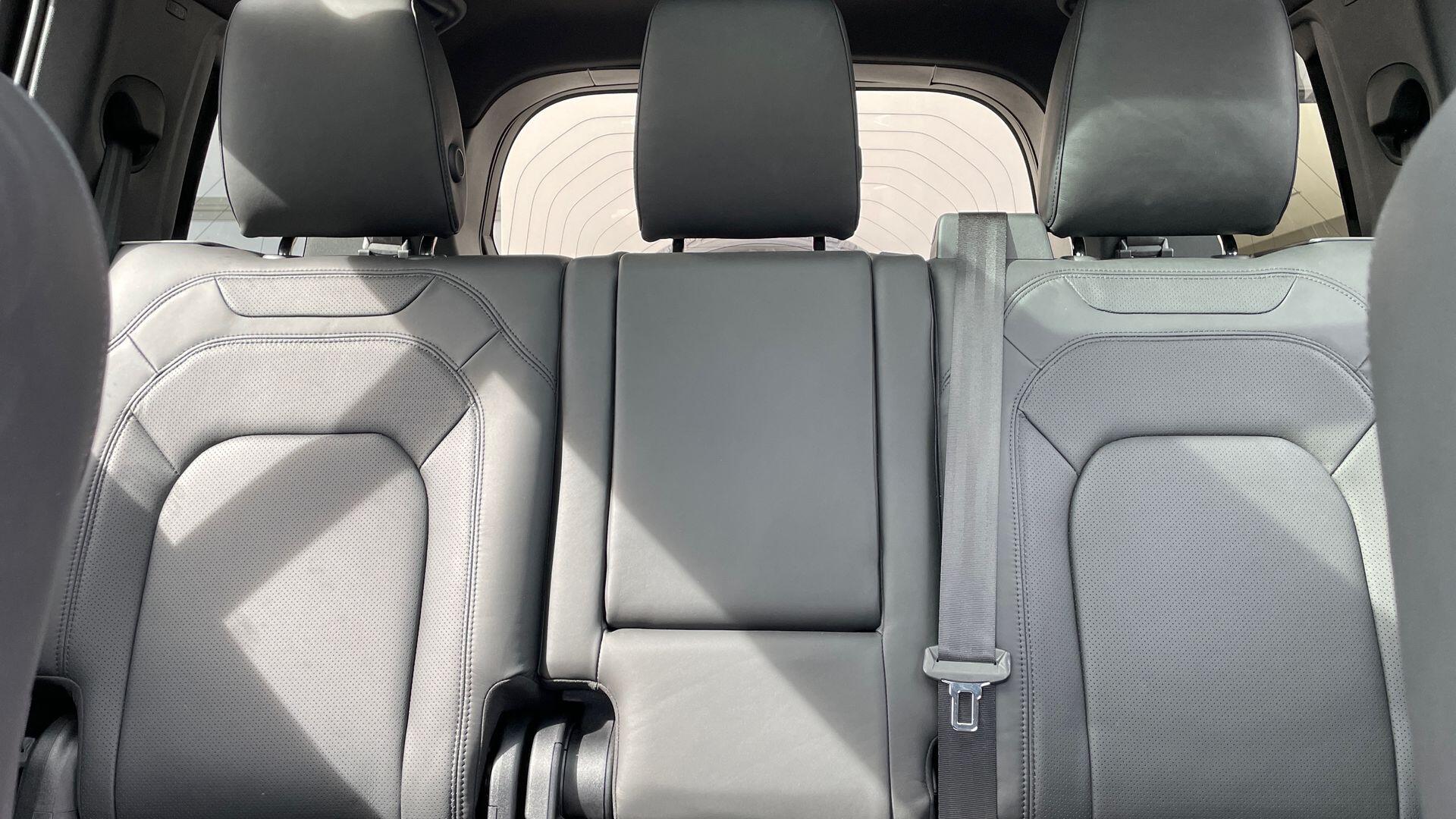Land Rover Defender view 32