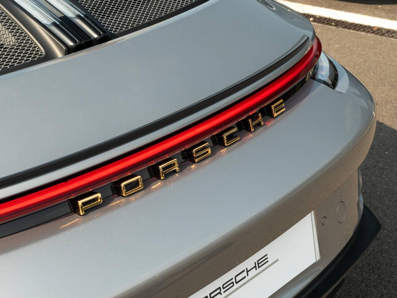Porsche 911 view 13