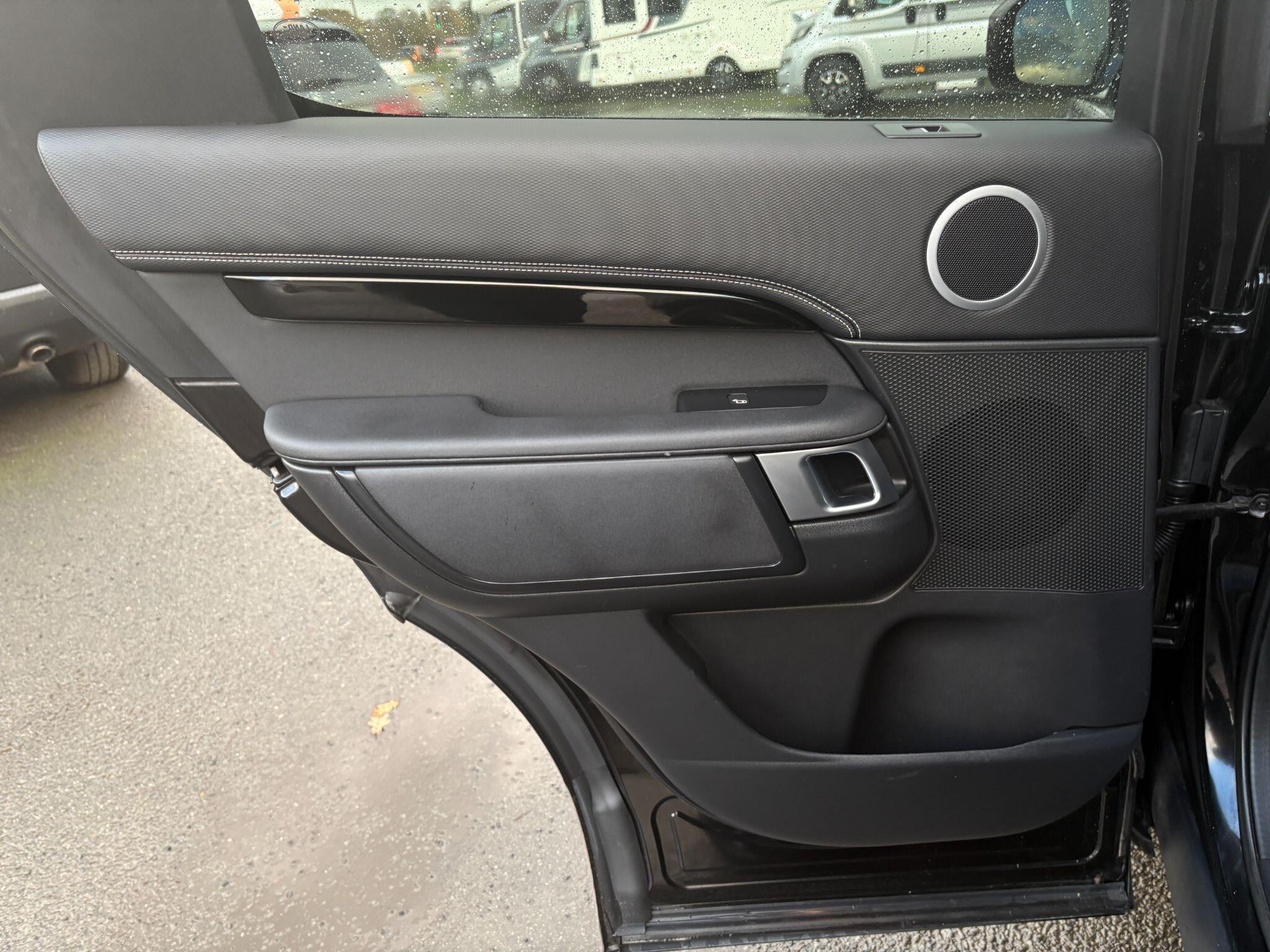 Land Rover Discovery 3 view 22