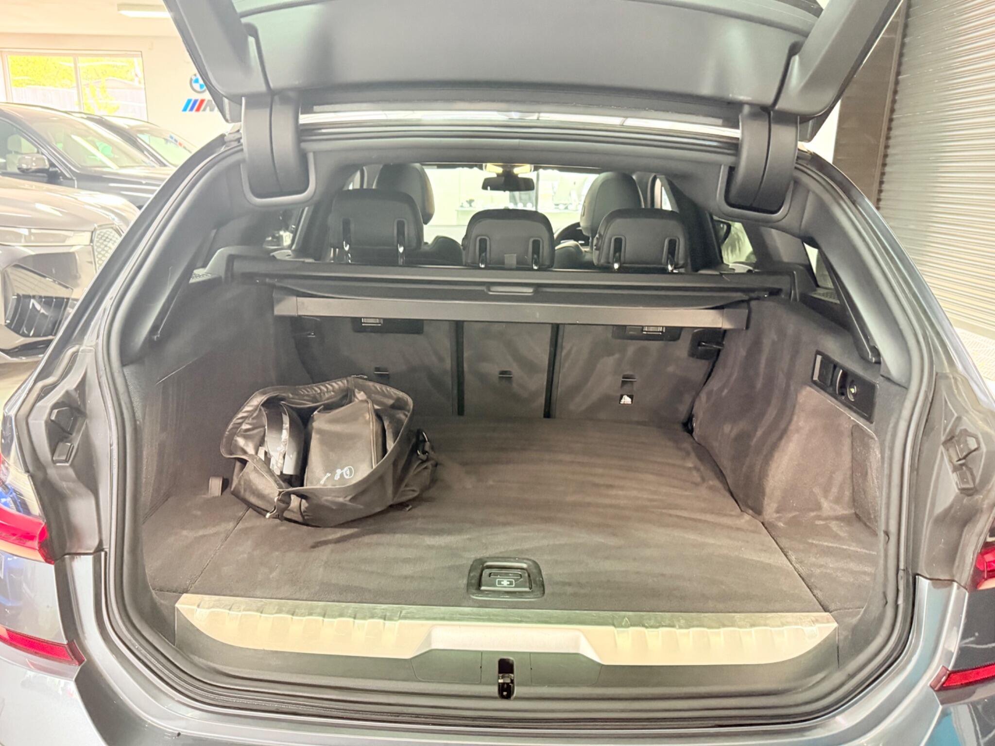 BMW 3 Series view 44