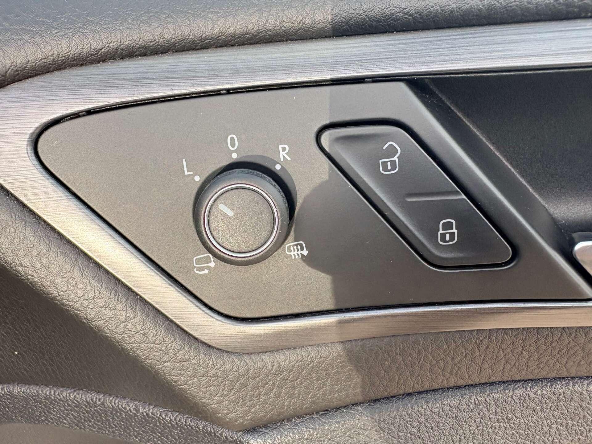 Volkswagen e-Golf view 26