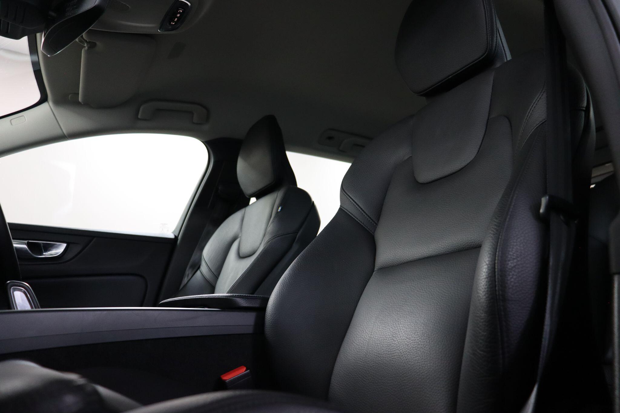 Volvo V60 Cross Country view 35