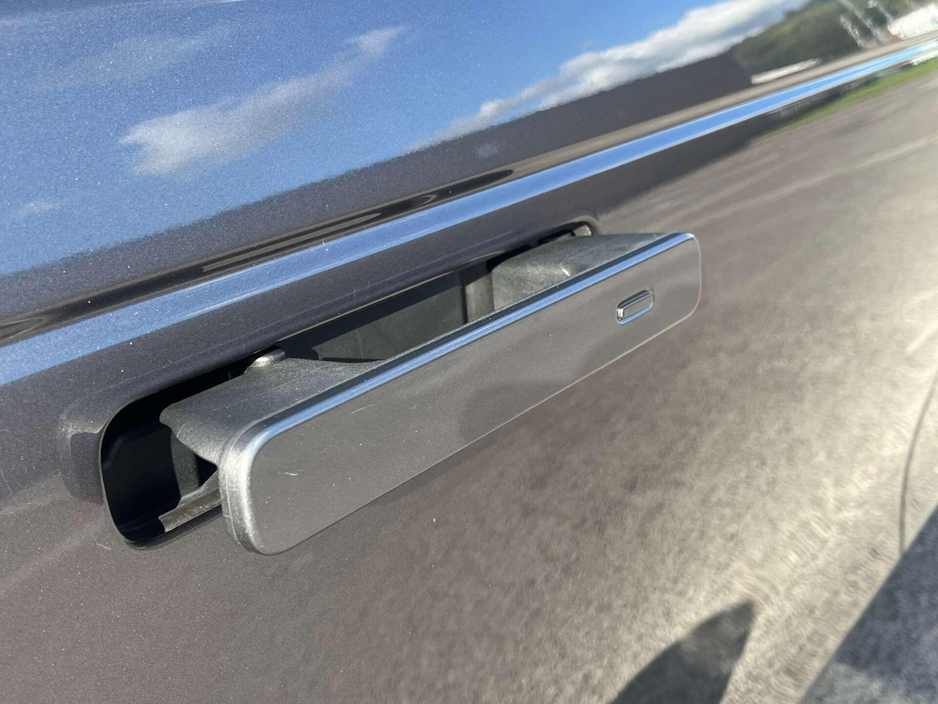 Land Rover Range Rover Velar view 18