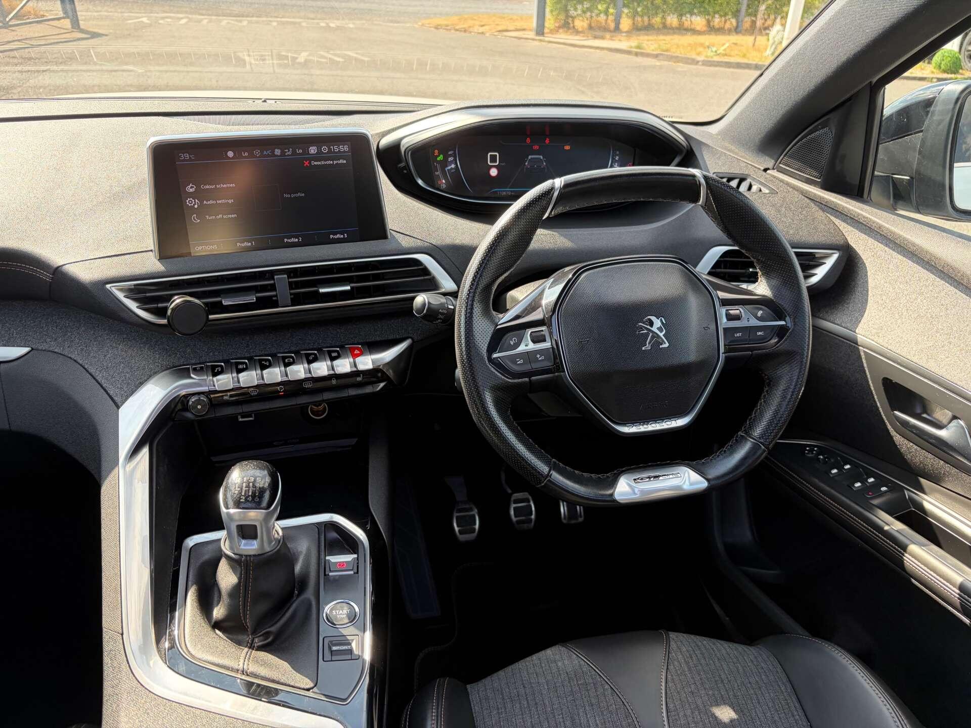 Peugeot 5008 view 2
