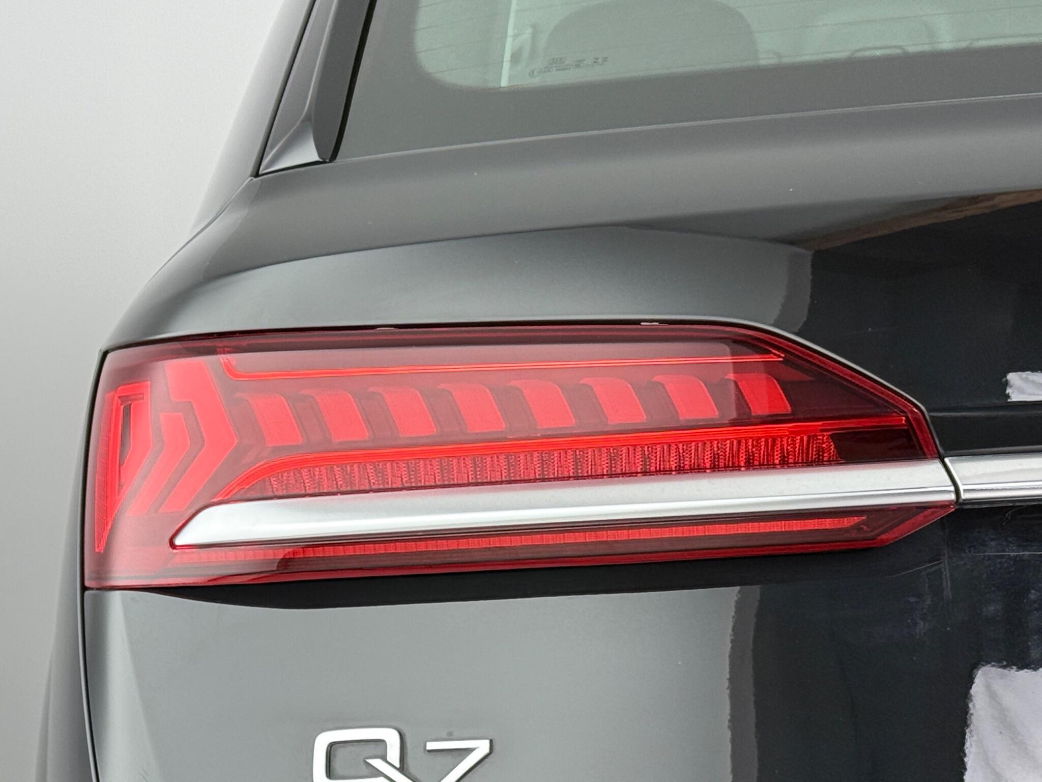 Audi Q7 view 6