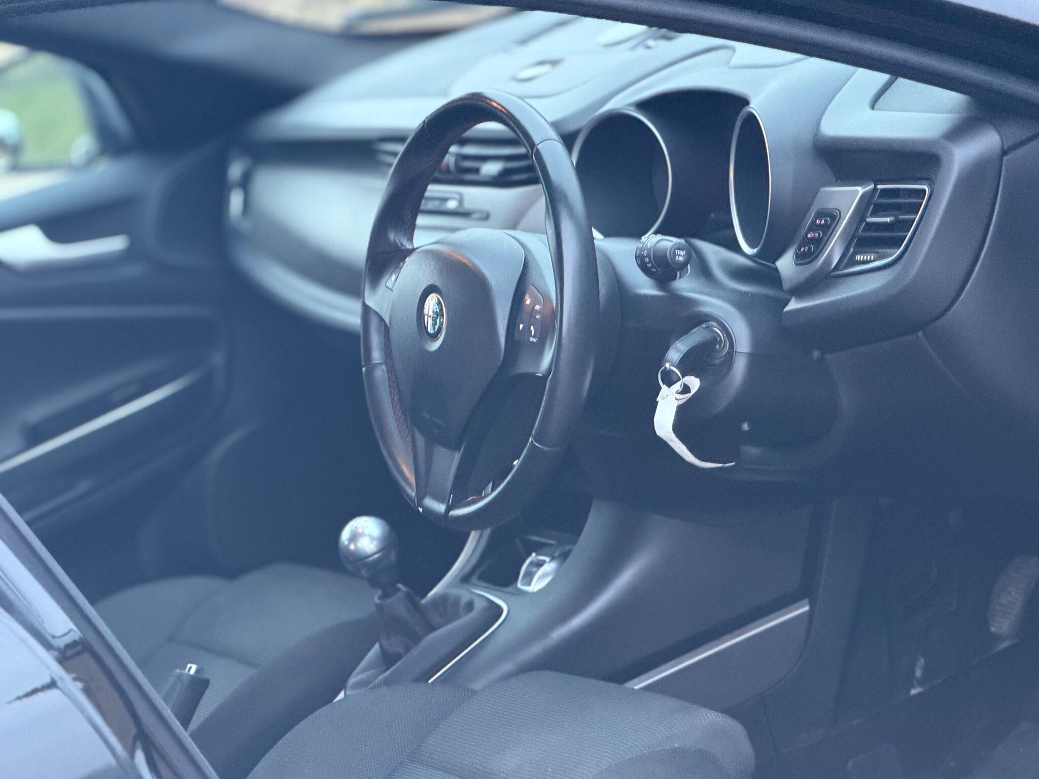 2013 Alfa Romeo Giulietta 1.6 JTDM-2 Collezione Euro 5 (s/s) 5dr image 24