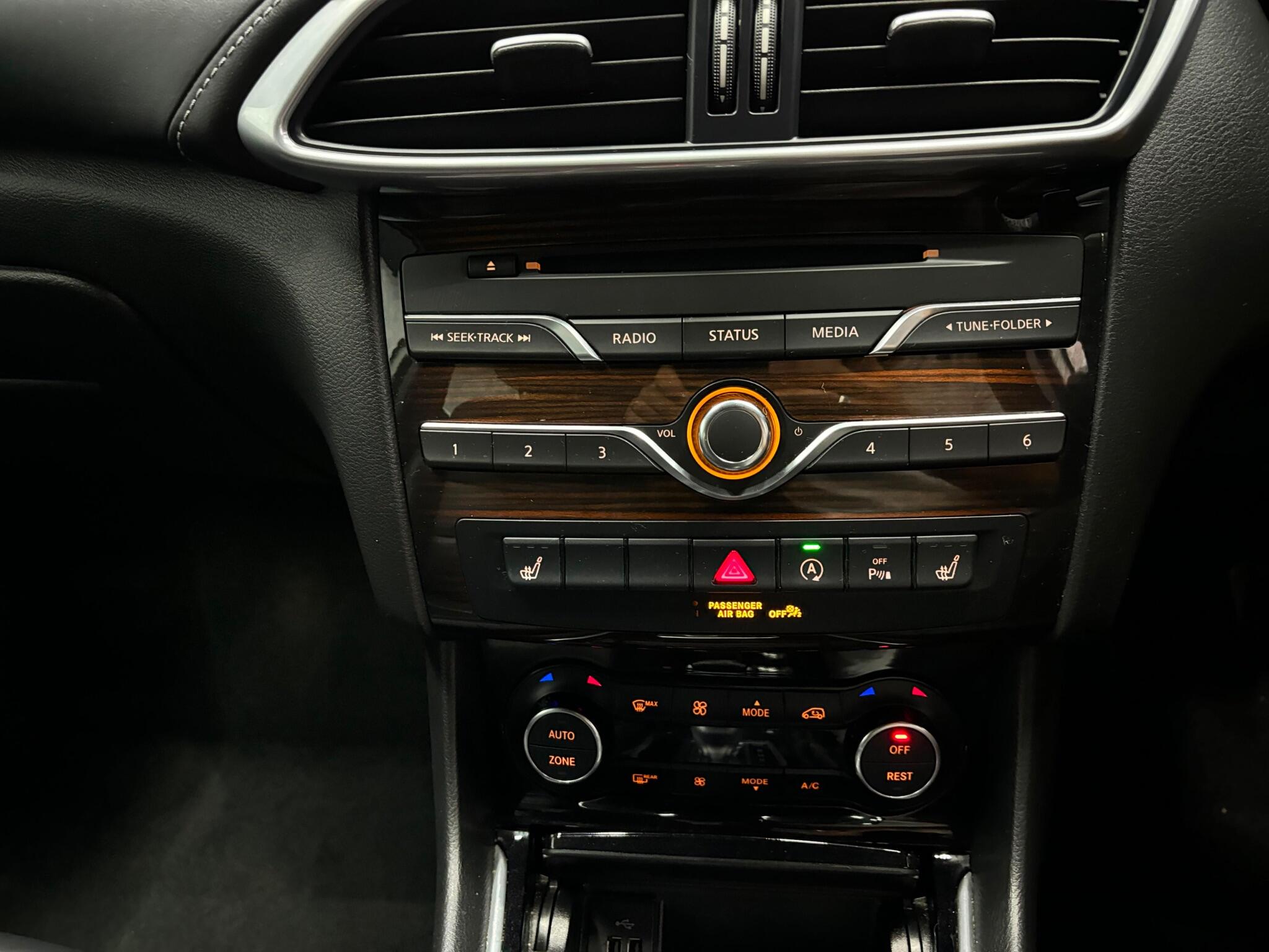 Infiniti Q30 view 19