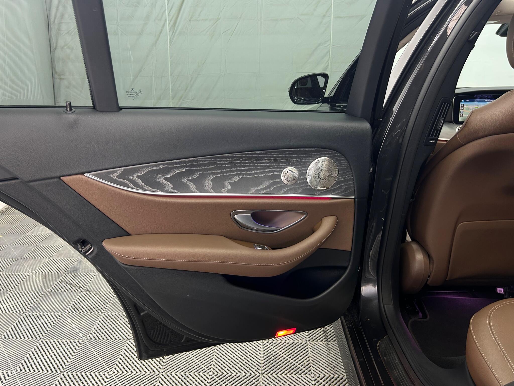 Mercedes-Benz E Class view 31