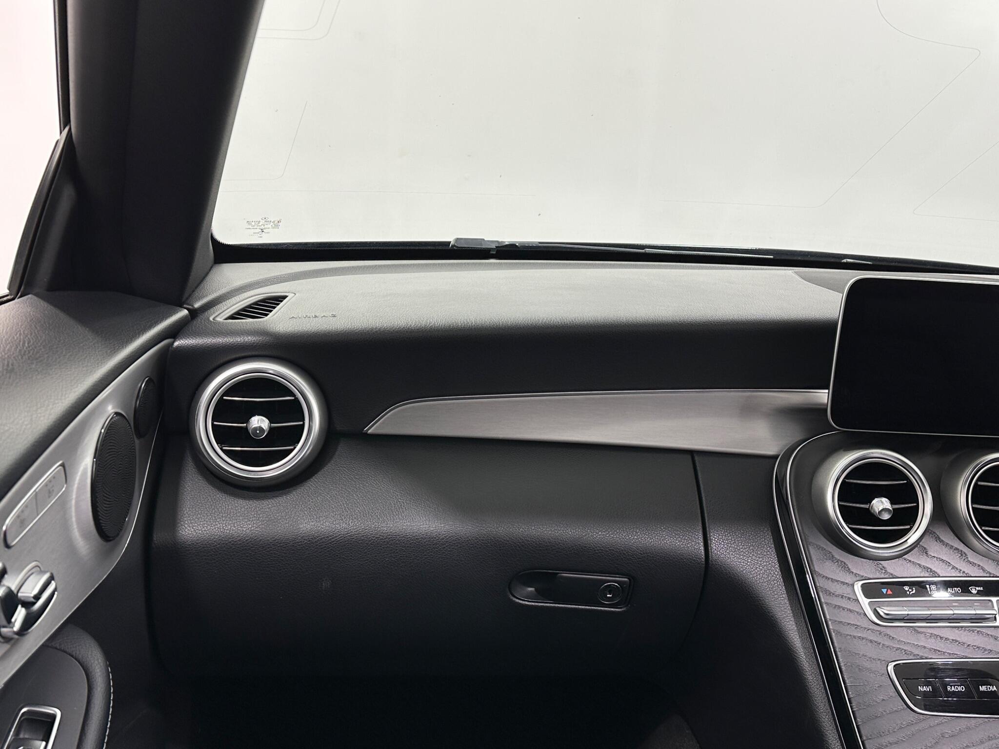 Mercedes-Benz C-Class view 31