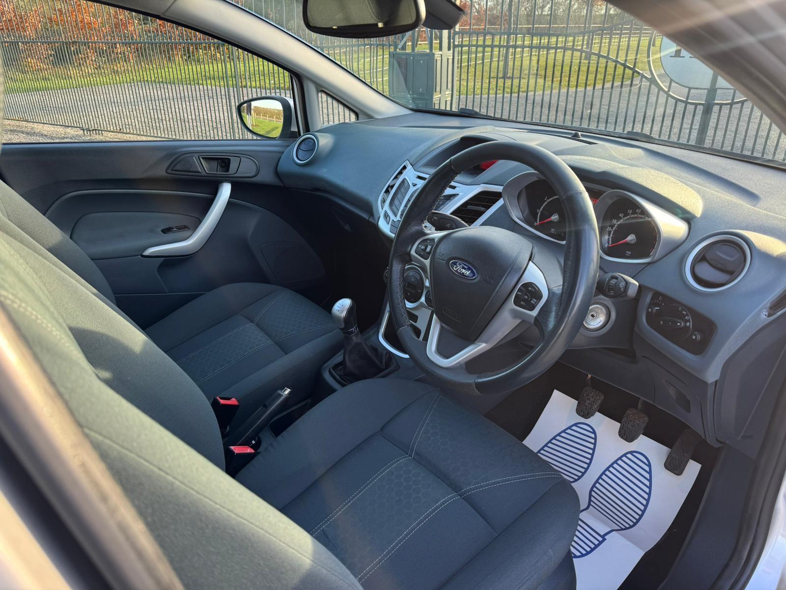 2009 Ford Fiesta image 12