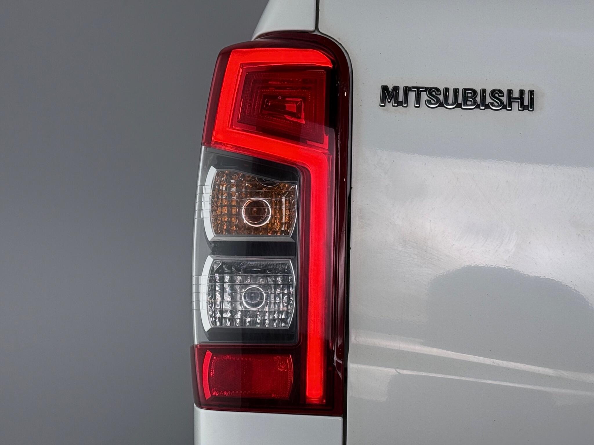 Mitsubishi L200 view 11