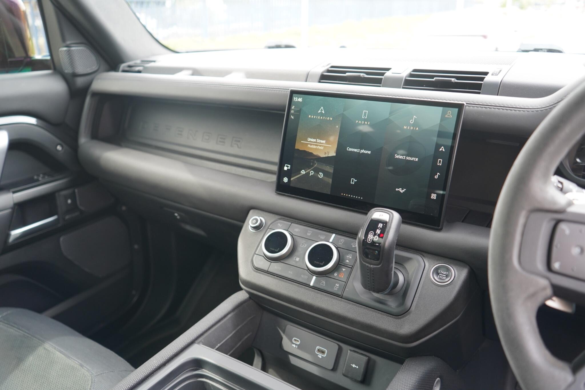 Land Rover Defender 90 view 22