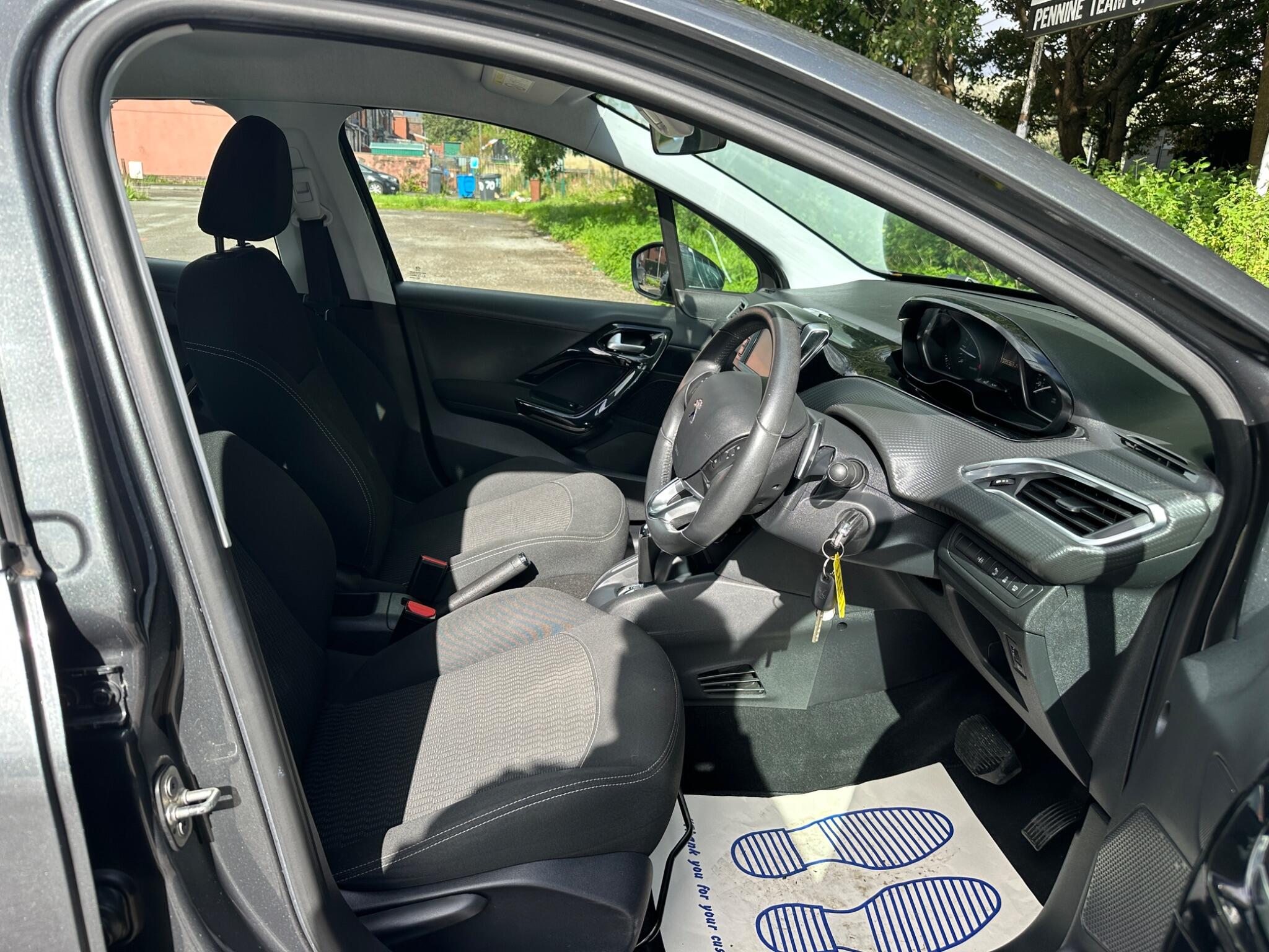 Peugeot 208 view 13