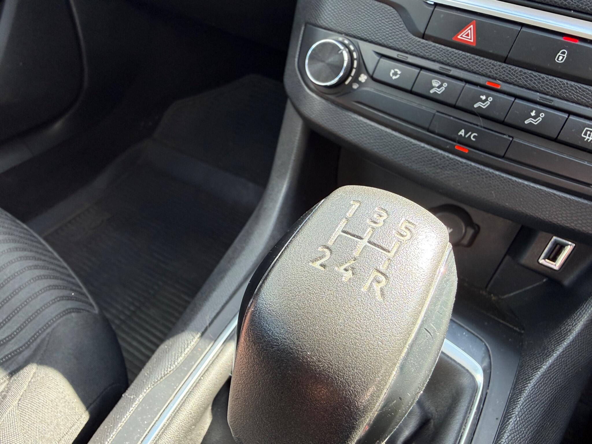 Peugeot 308 1.2 PureTech Access Euro 6 (s/s) 5dr — photo 33 of 100