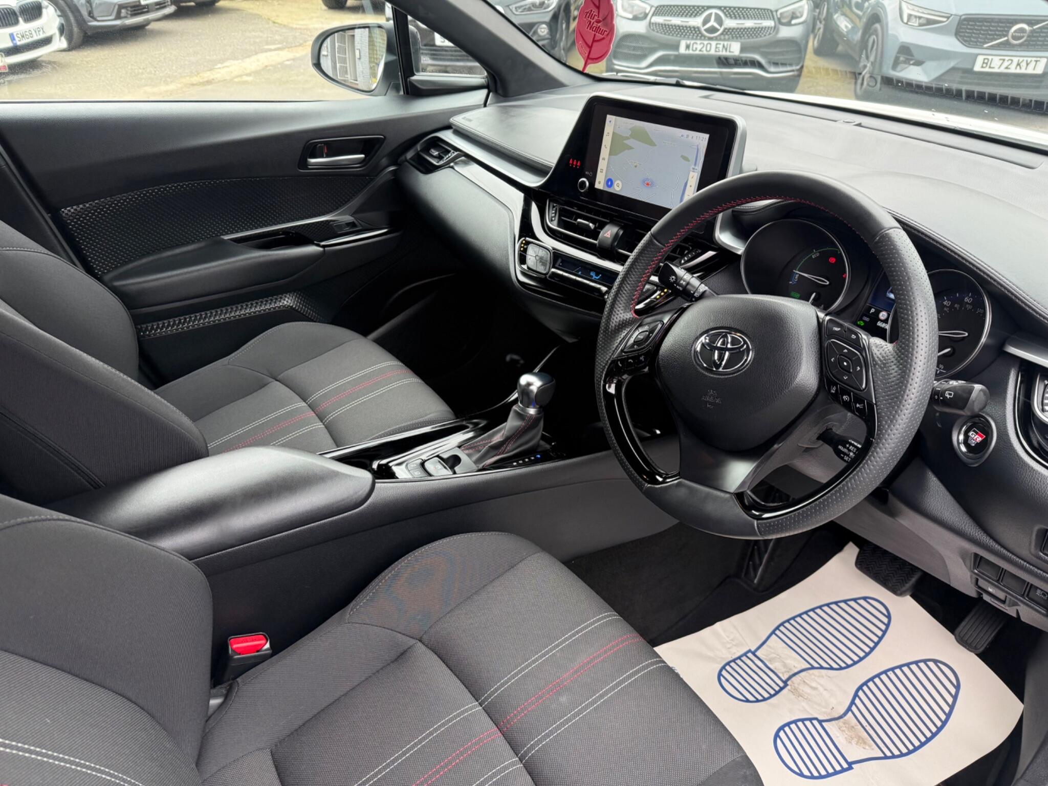 Toyota C-HR view 14