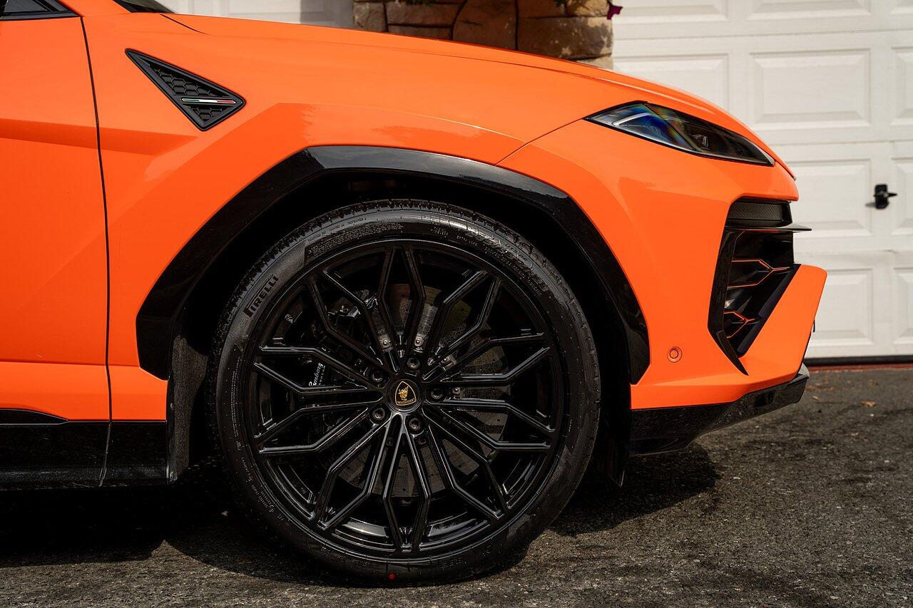 Lamborghini Urus view 4