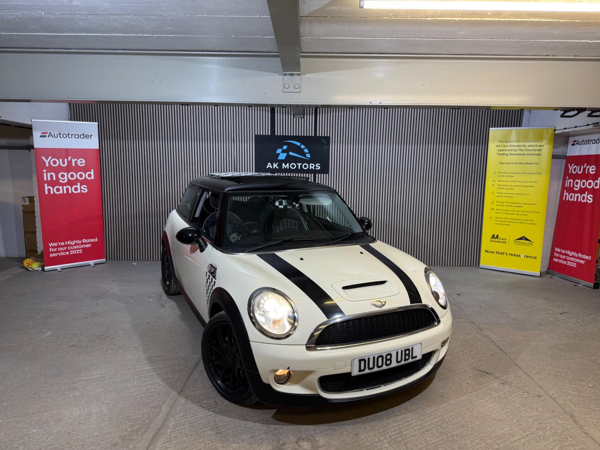 2008 MINI Hatch image 1