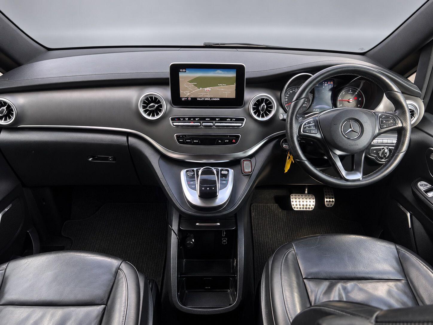Mercedes-Benz V-Class view 29