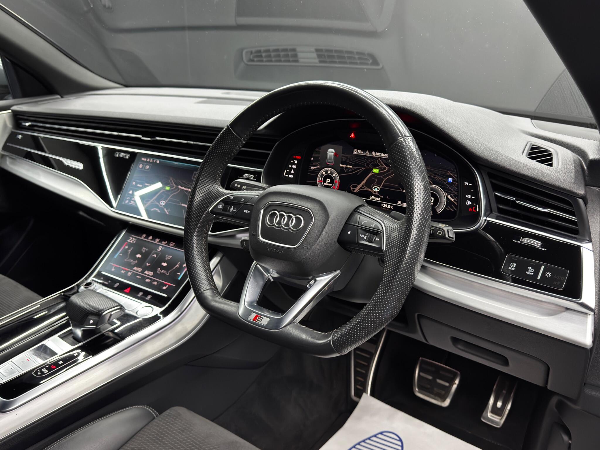 Audi Q8 view 9