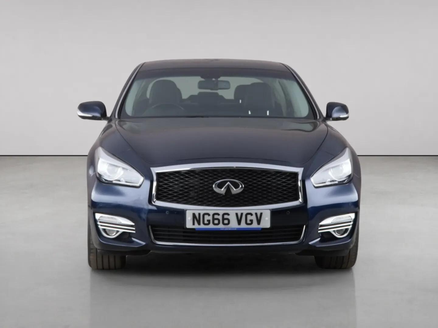 Infiniti Q70 view 5