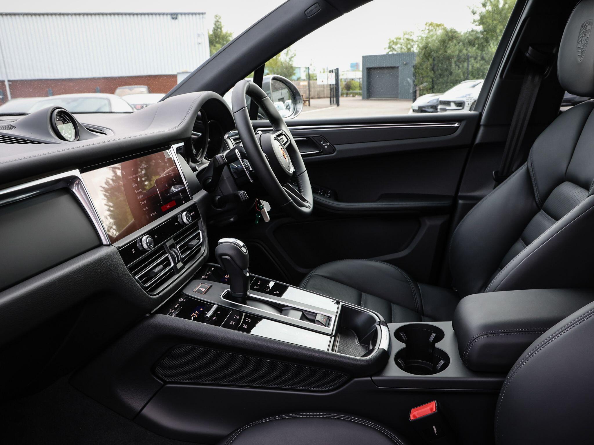 Porsche Macan view 13