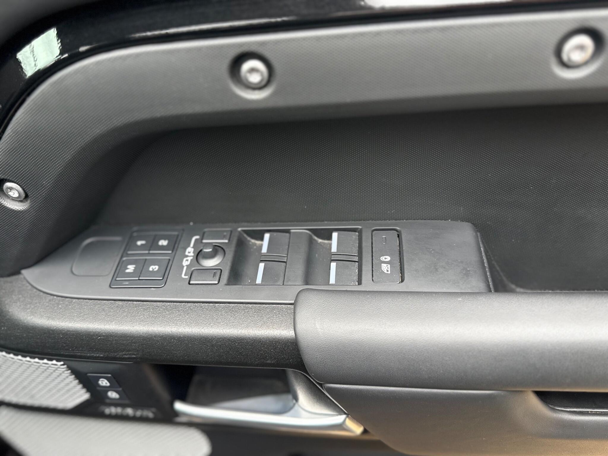Land Rover Defender 130 view 27