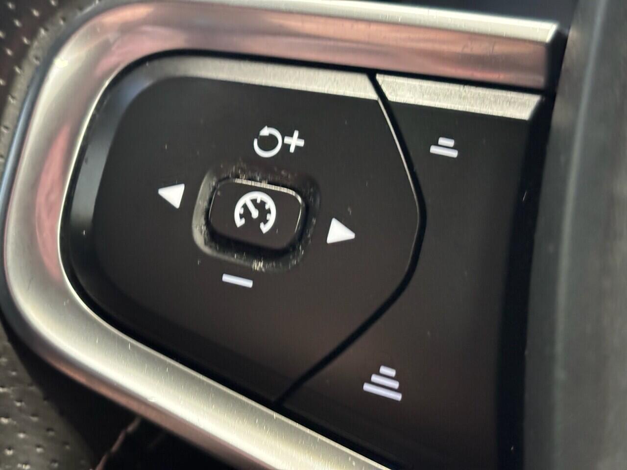 Volvo XC40 view 36