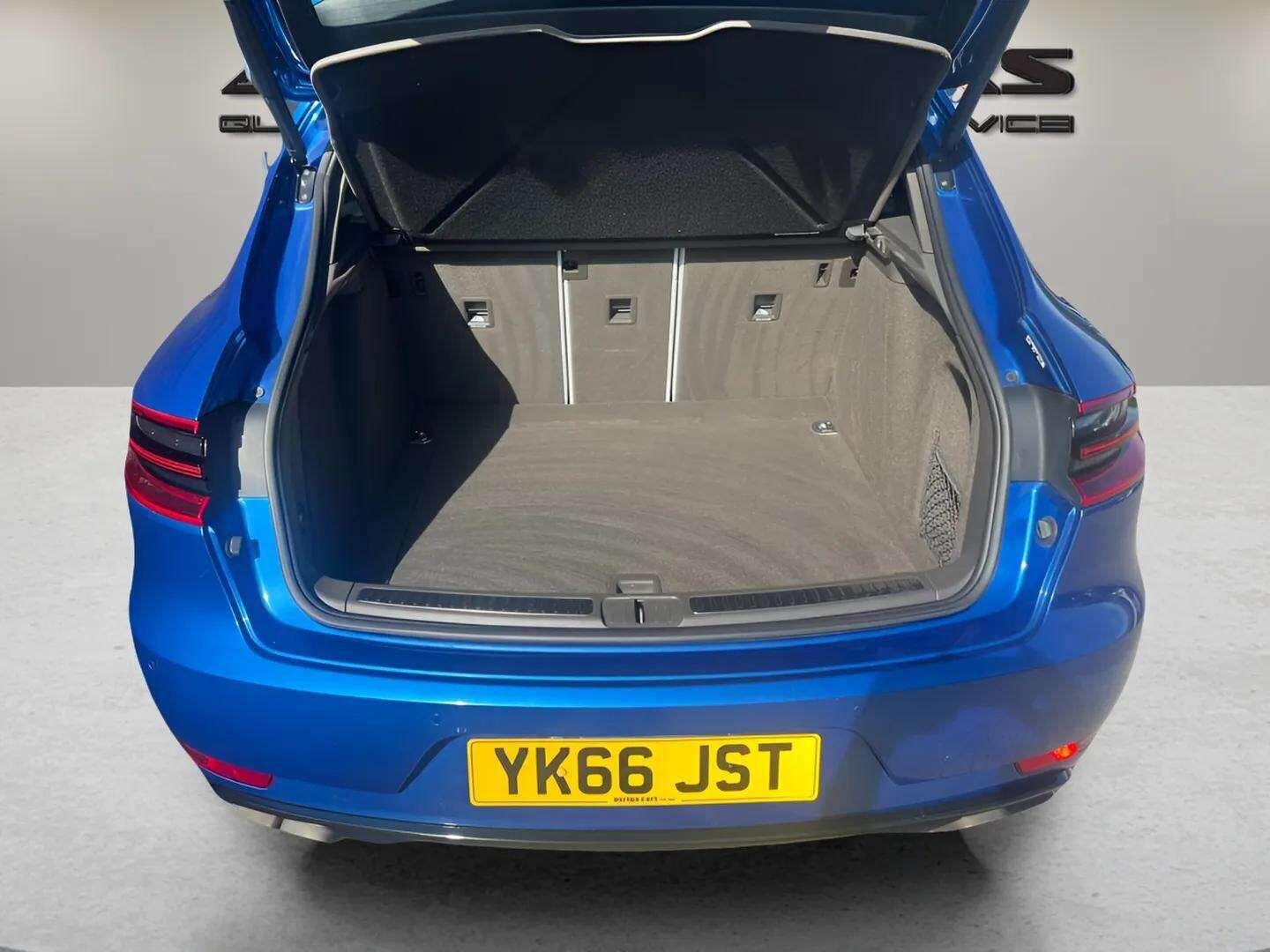 Porsche Macan view 10