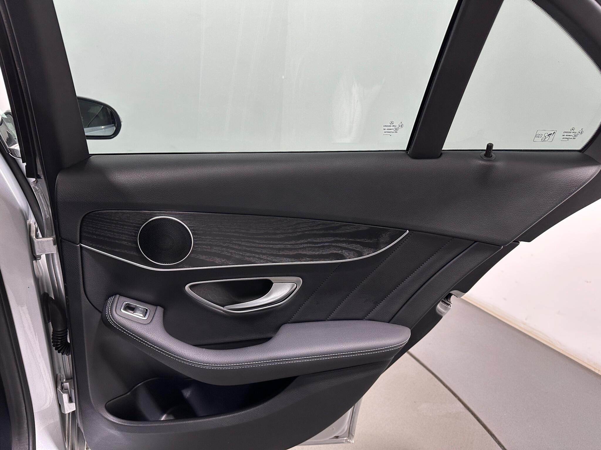 Mercedes-Benz C-Class view 43