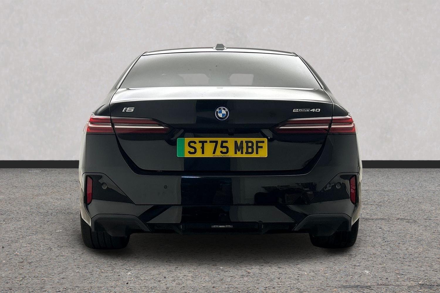 BMW i5 view 16