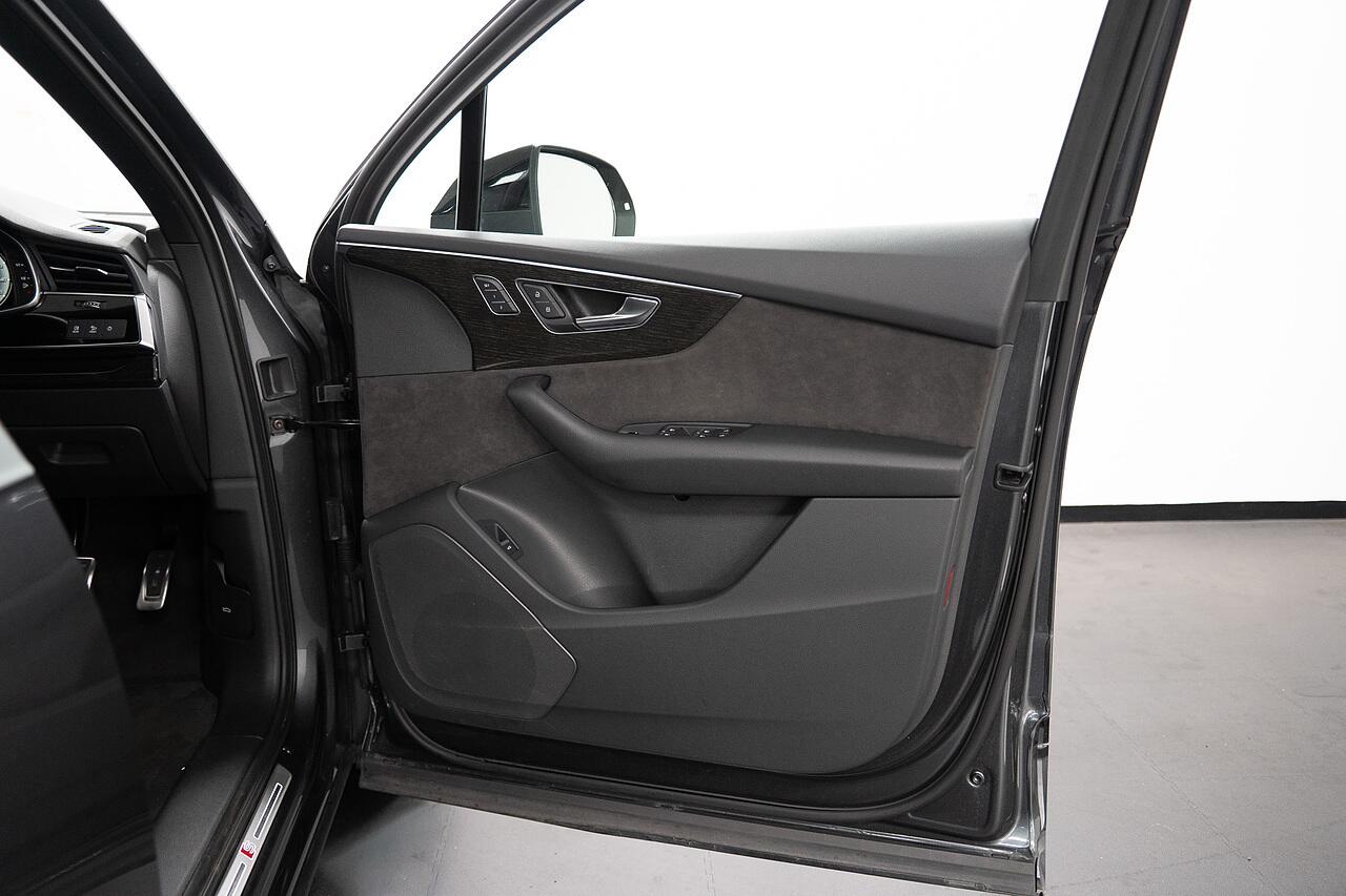 Audi Q7 view 26