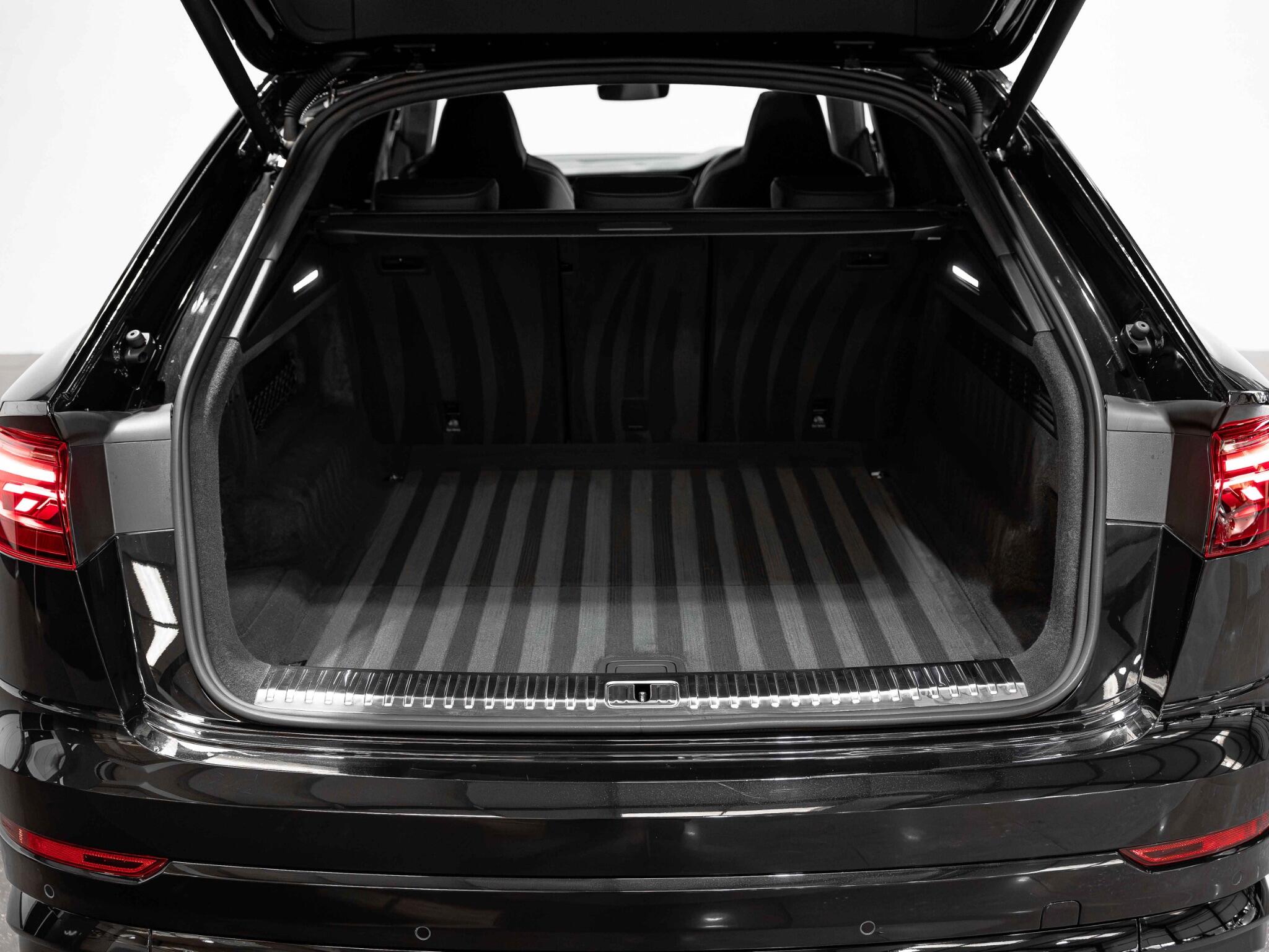 Audi SQ8 view 30