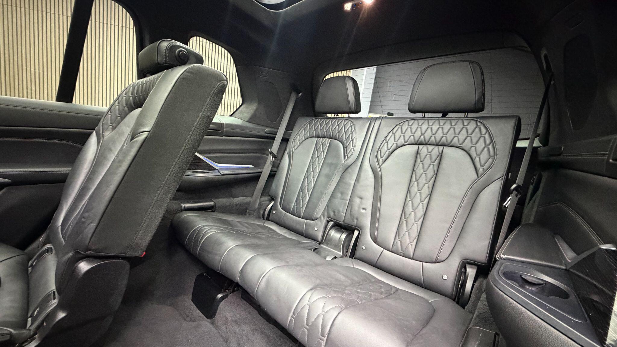 BMW X7 view 17