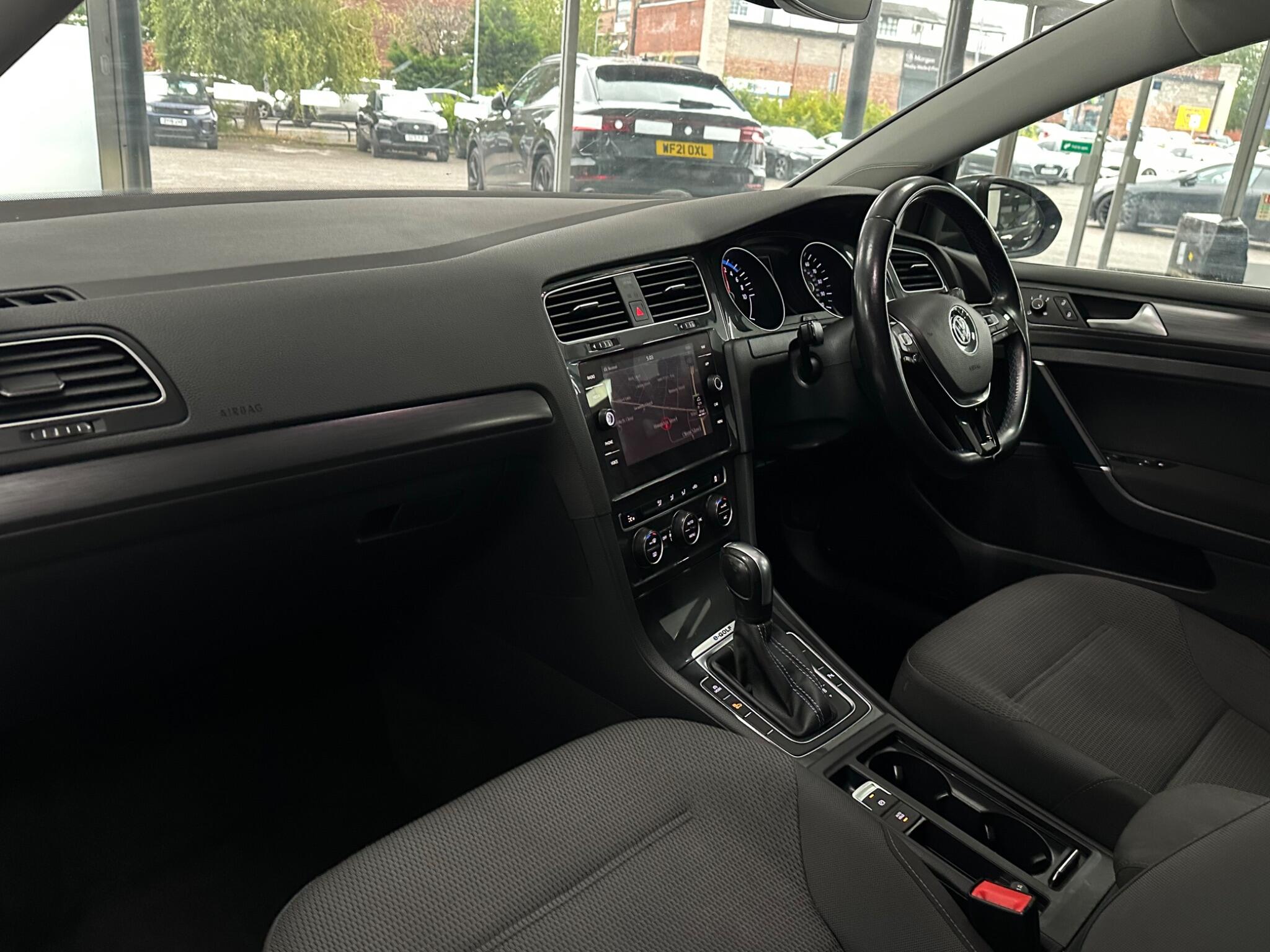 Volkswagen E-Golf view 37