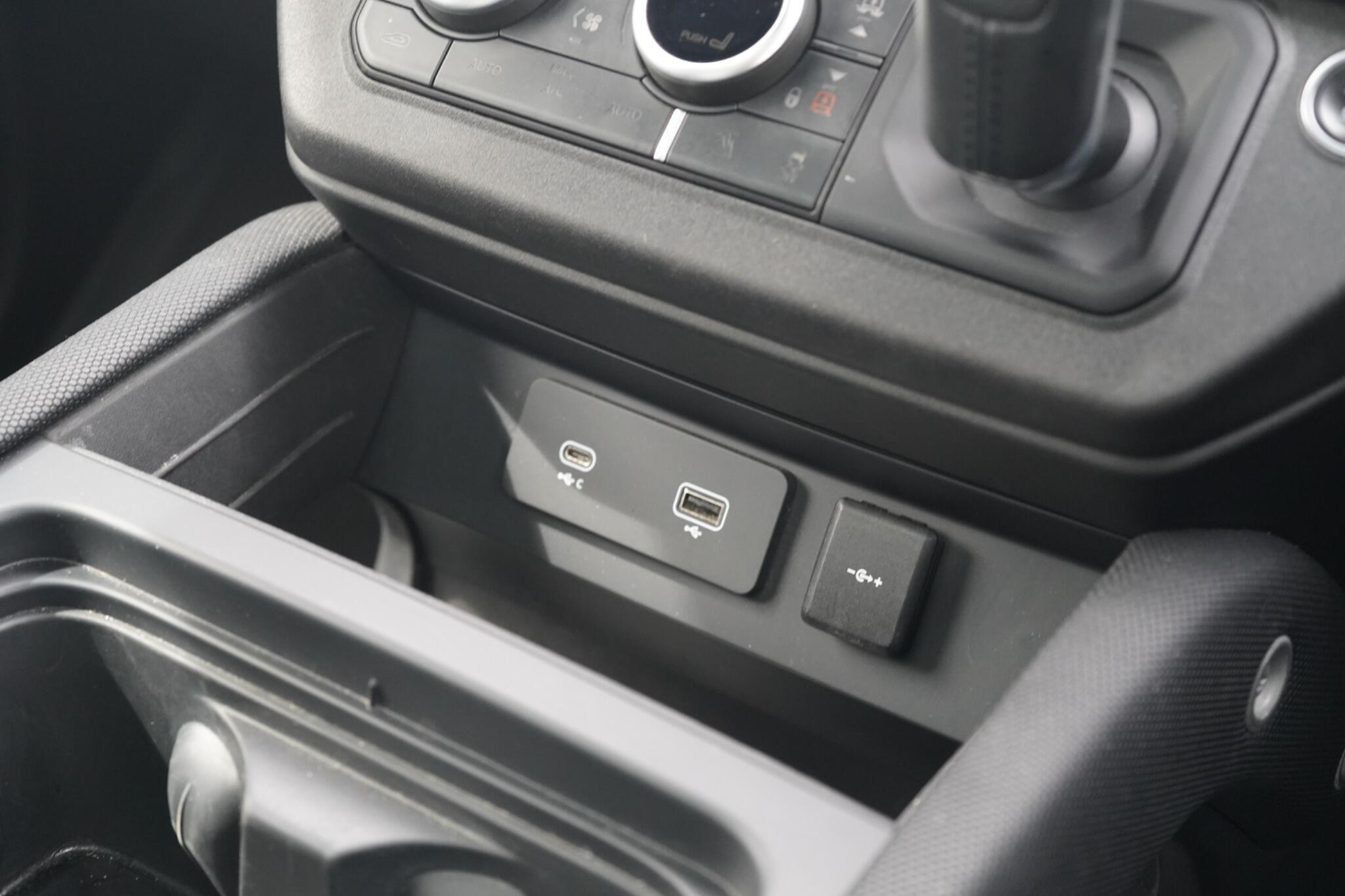 Land Rover Defender 90 view 27