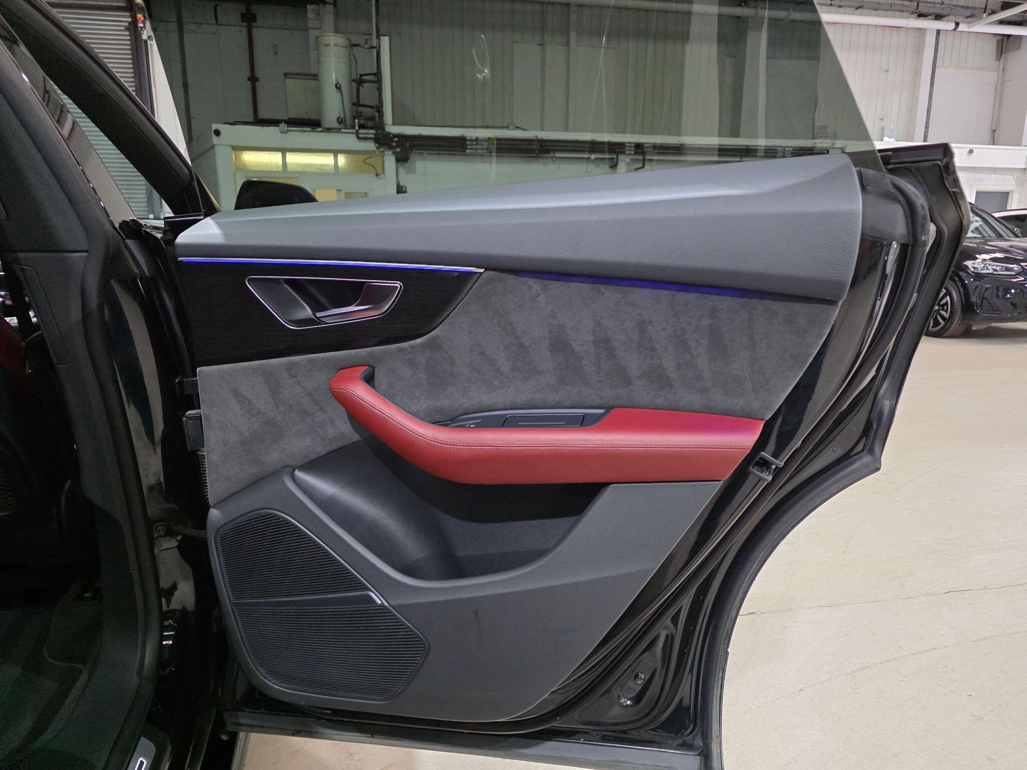 Audi SQ8 view 29