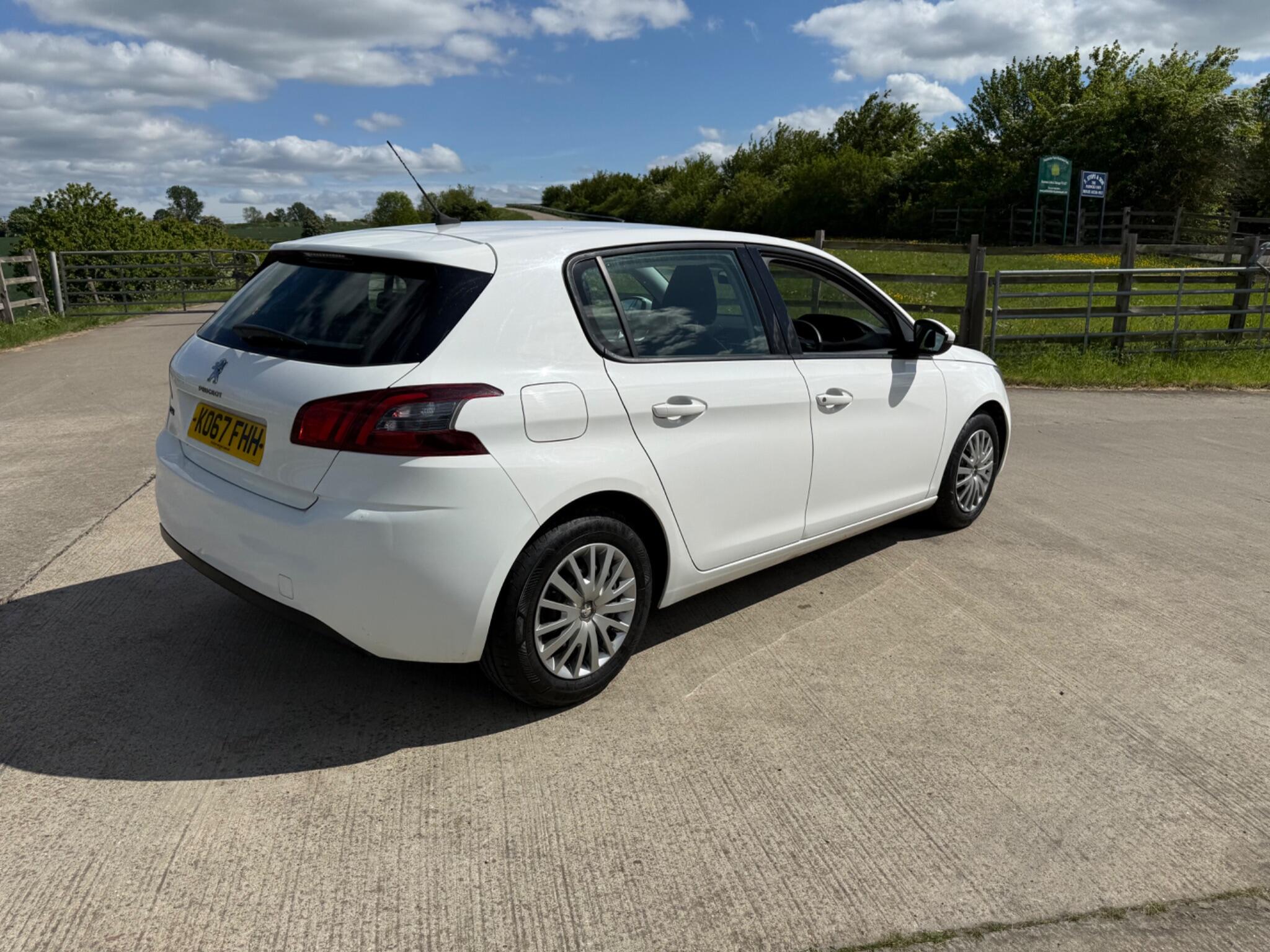 Peugeot 308 1.2 PureTech Access Euro 6 (s/s) 5dr — photo 31 of 100