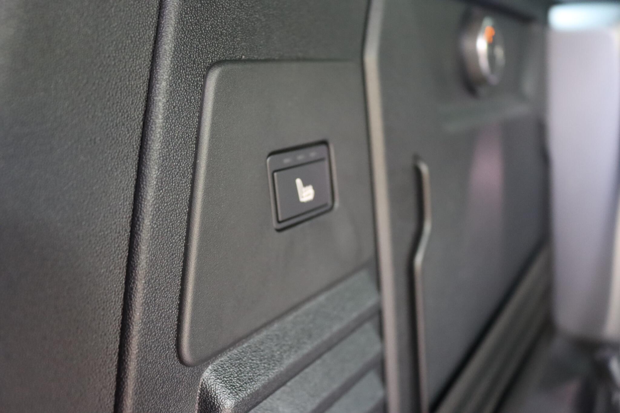 Land Rover Defender view 29