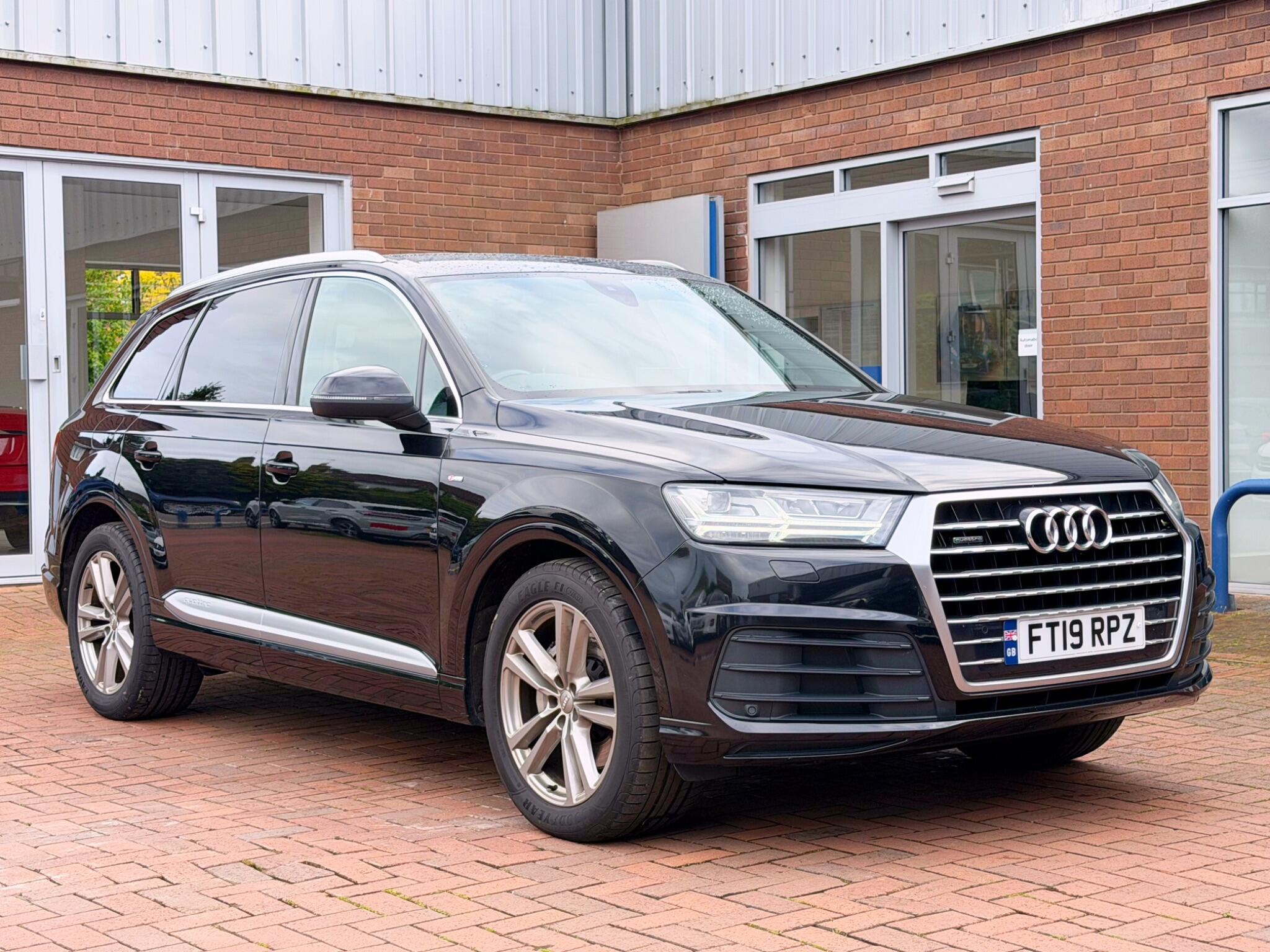 Audi Q7 view 10