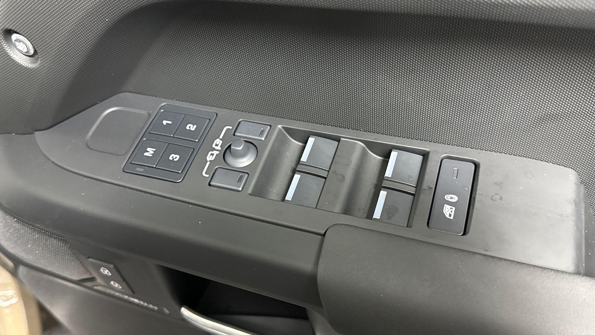 Land Rover Defender view 22