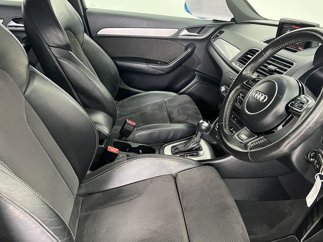 Audi Q3 view 8