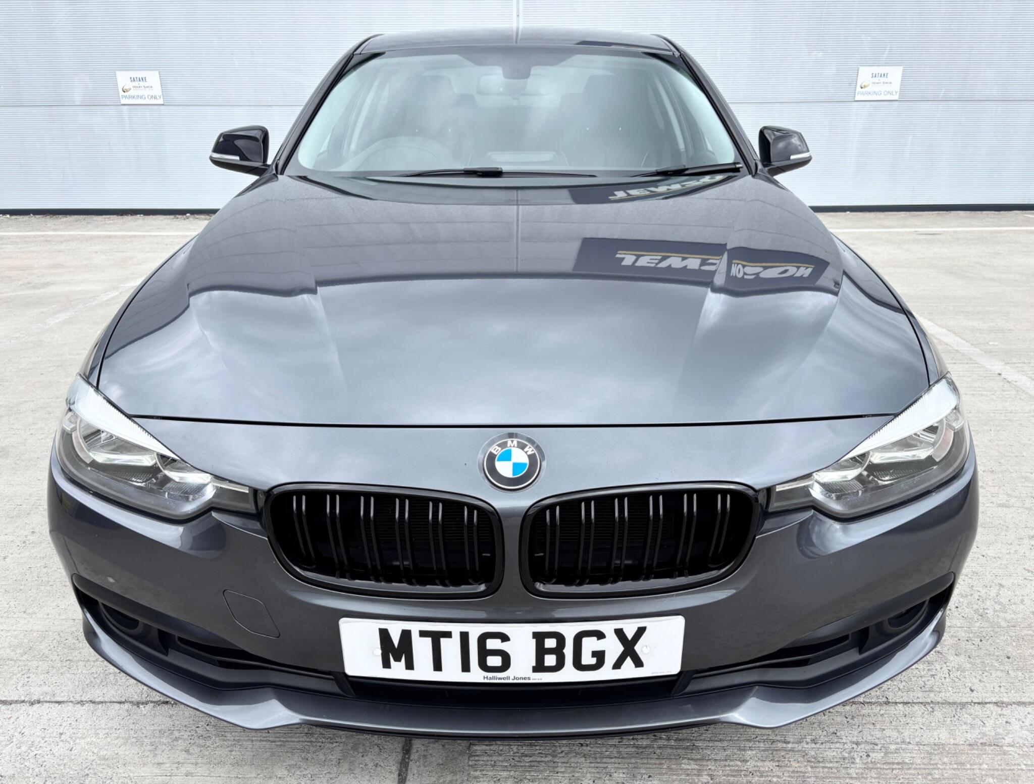 BMW 3 Series view 4